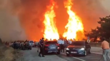 Alevler karayolunu böyle sardı, makam araçları az daha yanıyordu