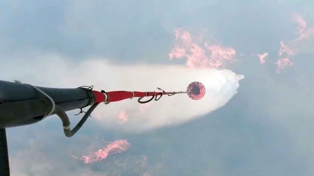 Alevler rüzgarın etkisiyle büyüdü! Foça’daki orman yangınına havadan ve karadan dev müdahale!