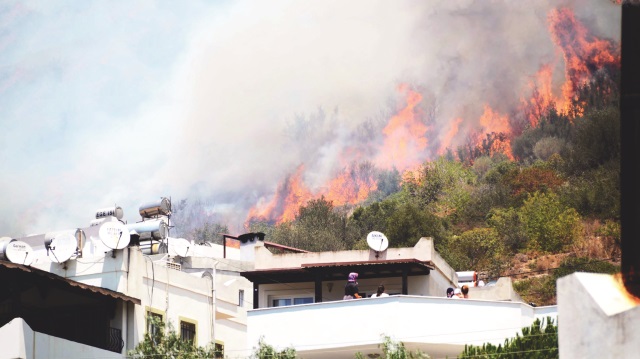 Alevler yerleşim yerine kadar dayandı