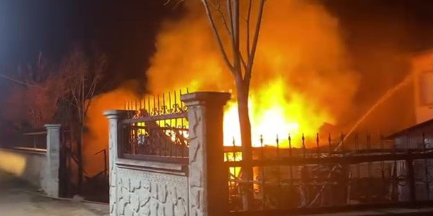 Alevlere teslim olan 2 katlı ev kül oldu