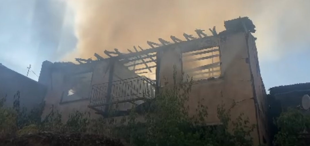 Alevlere teslim olan ev küle döndü