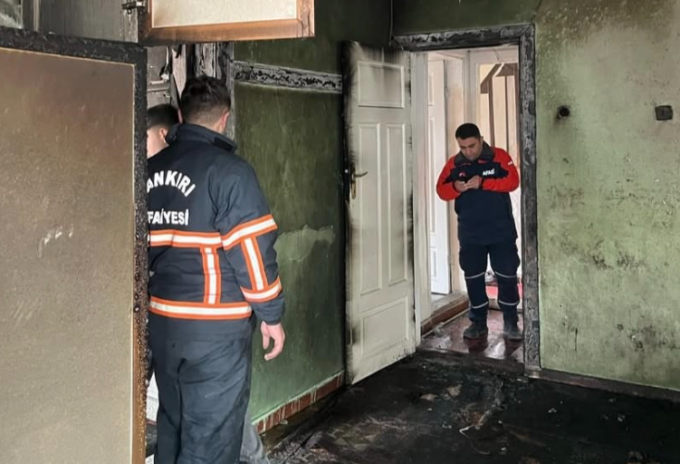 Alevlere teslim olan ev kullanılamaz hale geldi