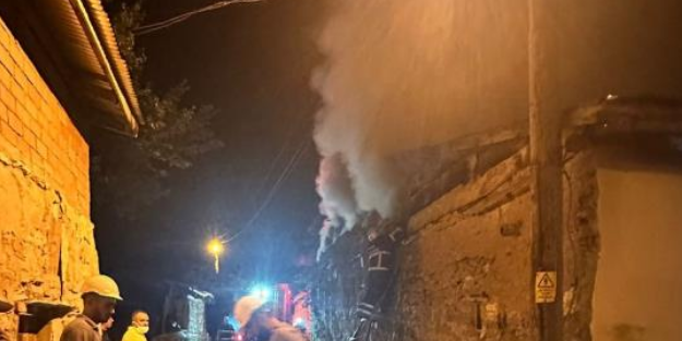 Alevlere teslim olan ev yanarak kül oldu