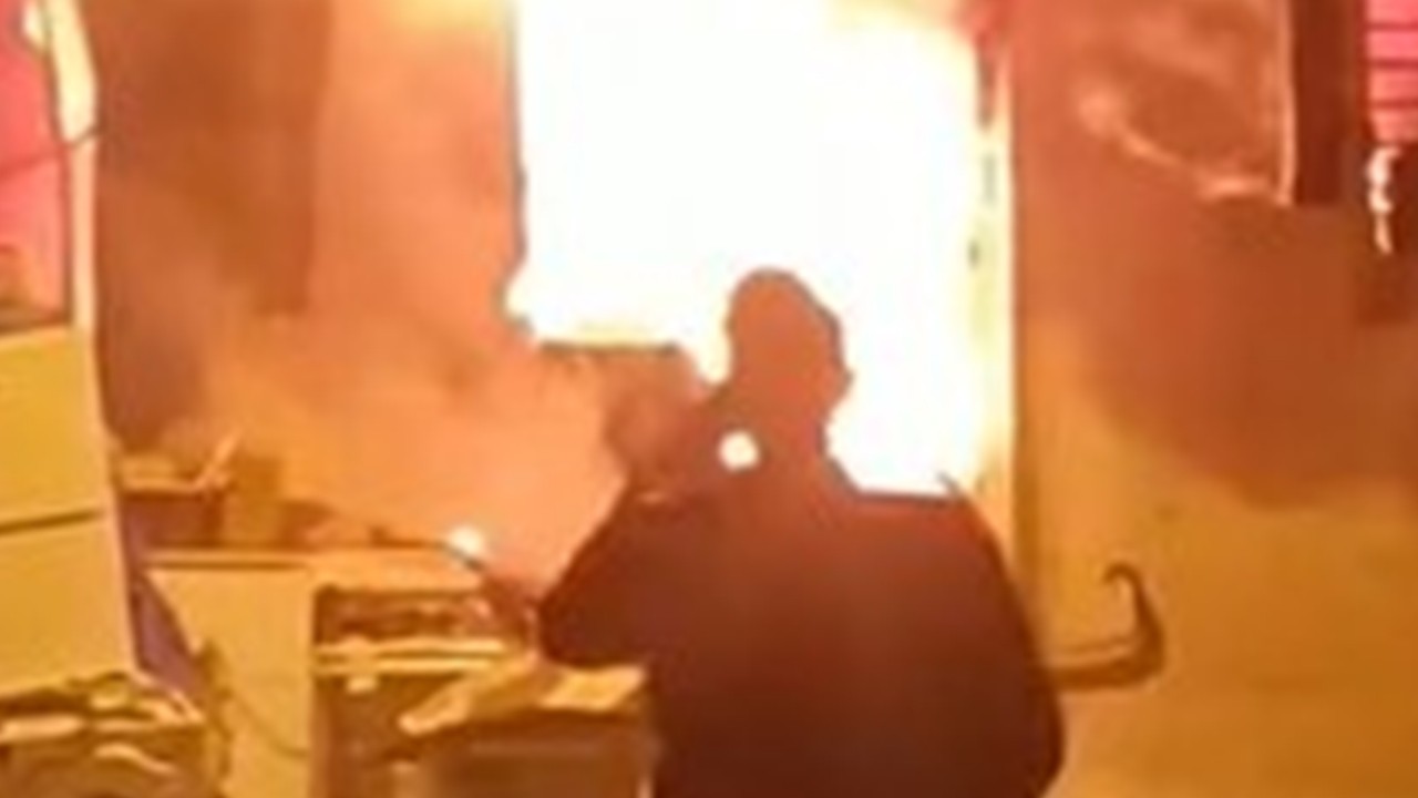 Alevlere teslim olan iş yeri kullanılamaz hale geldi