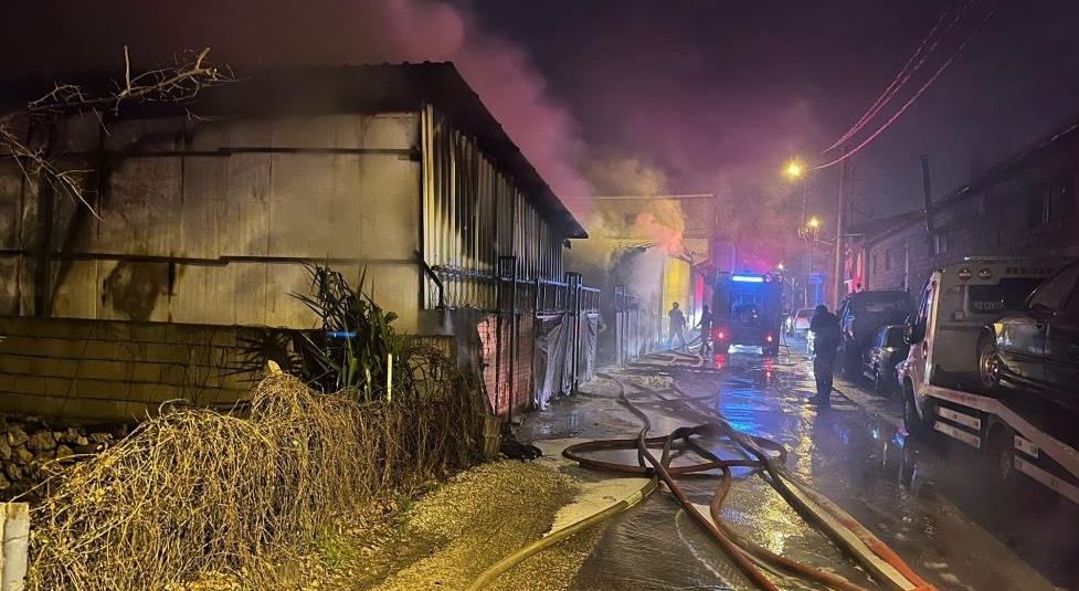 Alevlere teslim olan oto galeride 10 araç küle döndü