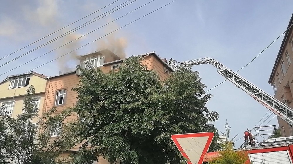 Alevlere teslim olan şofben 5 katlı binayı küle çeviriyordu 