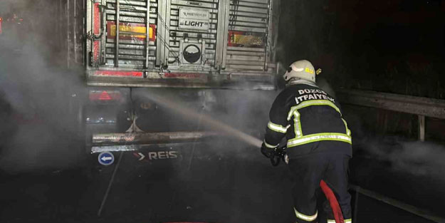 Alevlere teslim olan tırı itfaiye ekipleri söndürdü