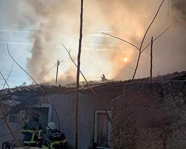 Alevlerin arasına daldı! Küçük çocuk canını bu yüzden tehlikeye attı