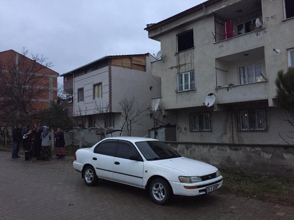 Alevlerin arasında iki çocuğu ile birlikte mahsur kaldı 
