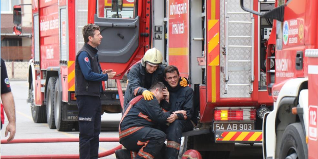 Alevlerin arasında kalan itfaiye eri hastanede vefat etti