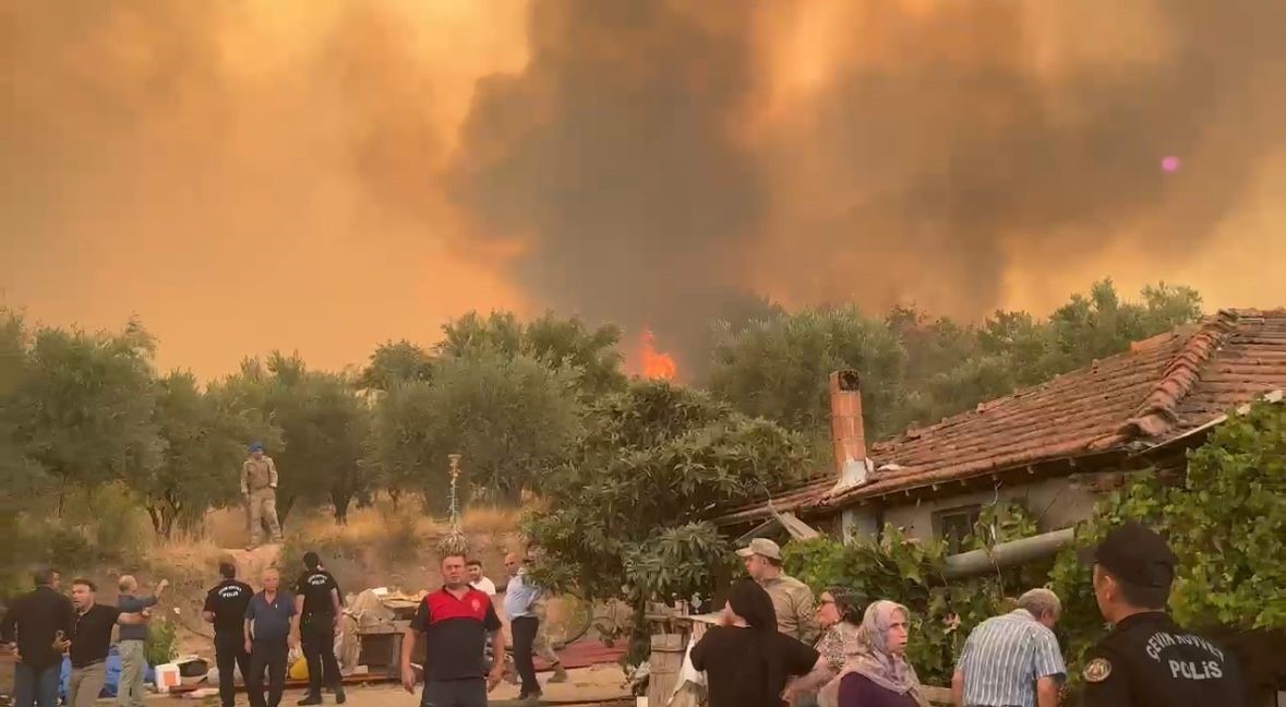 Alevlerin esir aldığı kırsal mahalle havadan görüntülendi