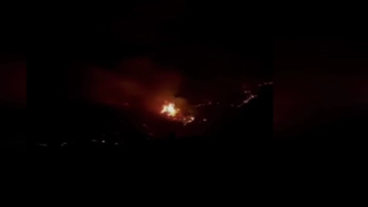 Alevlerin sardığı yüksek gerilim hattı bomba gibi patladı