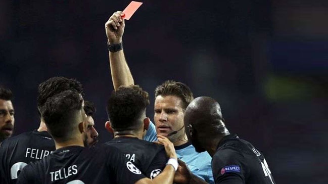 Alex Telles iki dakikada iki sarı kart gördü