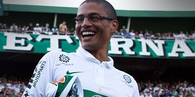 Alex küme düşüyor