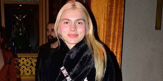 Aleyna Tilki o gruba selam mı çaktı? Dikkat çeken görüntüler