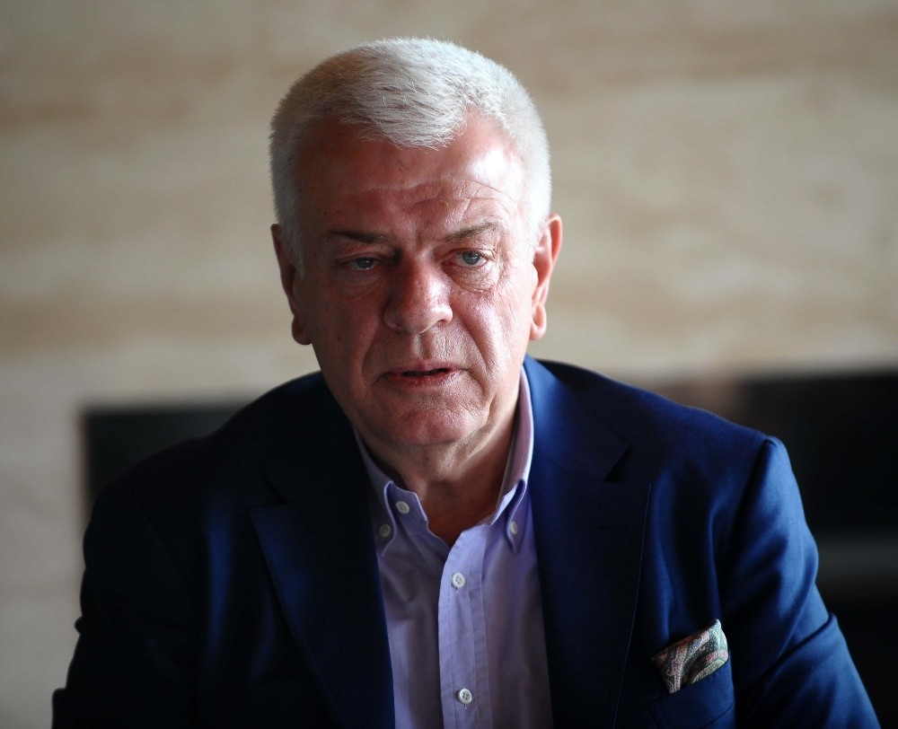 Ali Ay: 