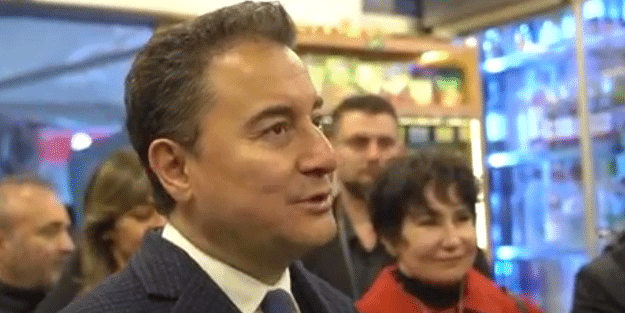 Ali Babacan’dan alkol satan tekel bayisinde şov