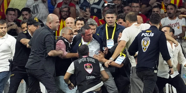 Ali Başkan yaptıklarınla şimdi övünebilirsin işte! Dünya basınının da diline düştük sayende... Her olayda ismi olması şaşırtıcı!