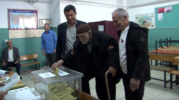 Ali Dede sözünü tuttu! Hastaneden çıktı sandığa gitti