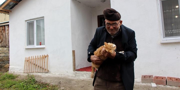 Ali dede yangından kurtulduğu kedisiyle beraber yeni evinde
