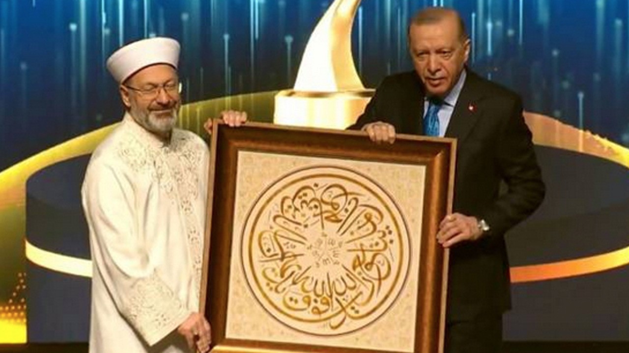 Ali Erbaş Cumhurbaşkanı Erdoğan'a tablo hediye etti: Allah'a biat etmektedirler