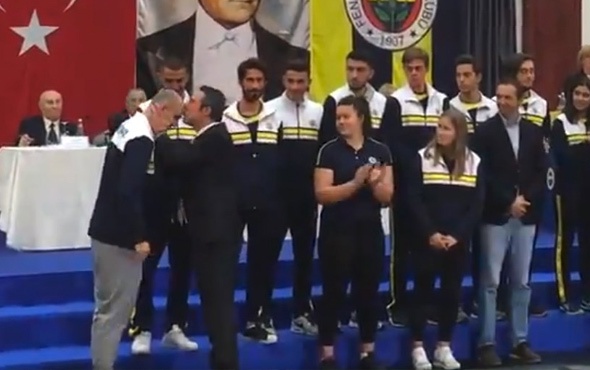 Ali Koç, Guliyev'i alnından öptü