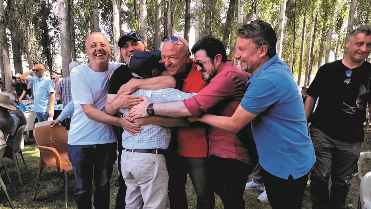 Ali Öğretmen tam 45 yıl sonra öğrencileriyle buluştu!