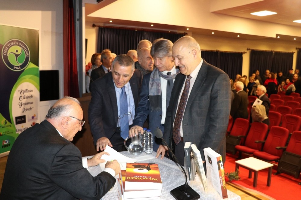 Ali Özveren, son kitabı ‘Yol ve Yolcu’yu okurlar için imzaladı 