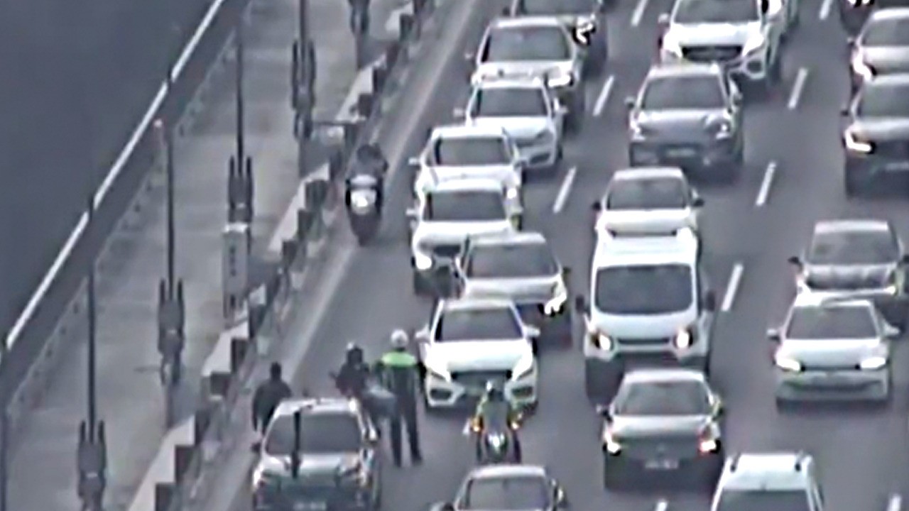 Ali Yerlikaya'dan köprüde arızalanan aracı iten polis memuruna tebrik