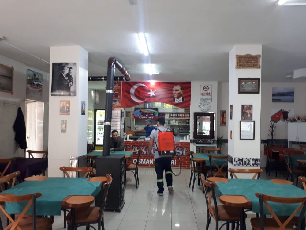 Aliağa Belediyesi, işletmeleri dezenfekte ediyor 