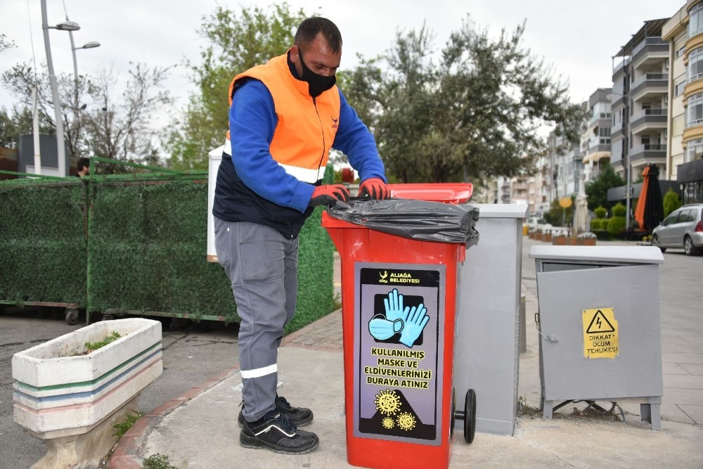 Aliağa Belediyesi kullanılmış eldiven ve maskeleri topluyor 