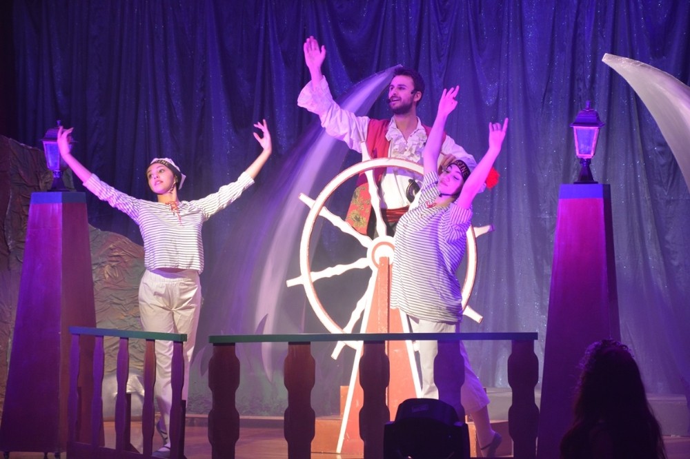 Aliağa’da 23 Nisan etkinlikleri çocuk müzikali ile başladı 