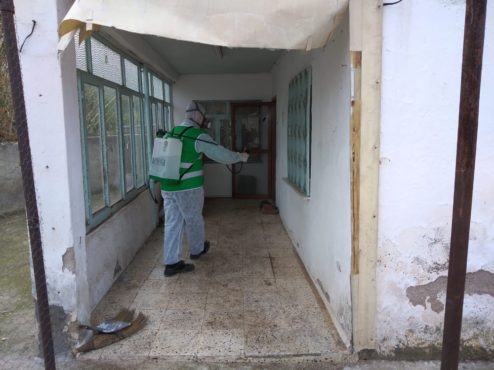 Aliağa’da apartmanlar dezenfekte ediliyor 