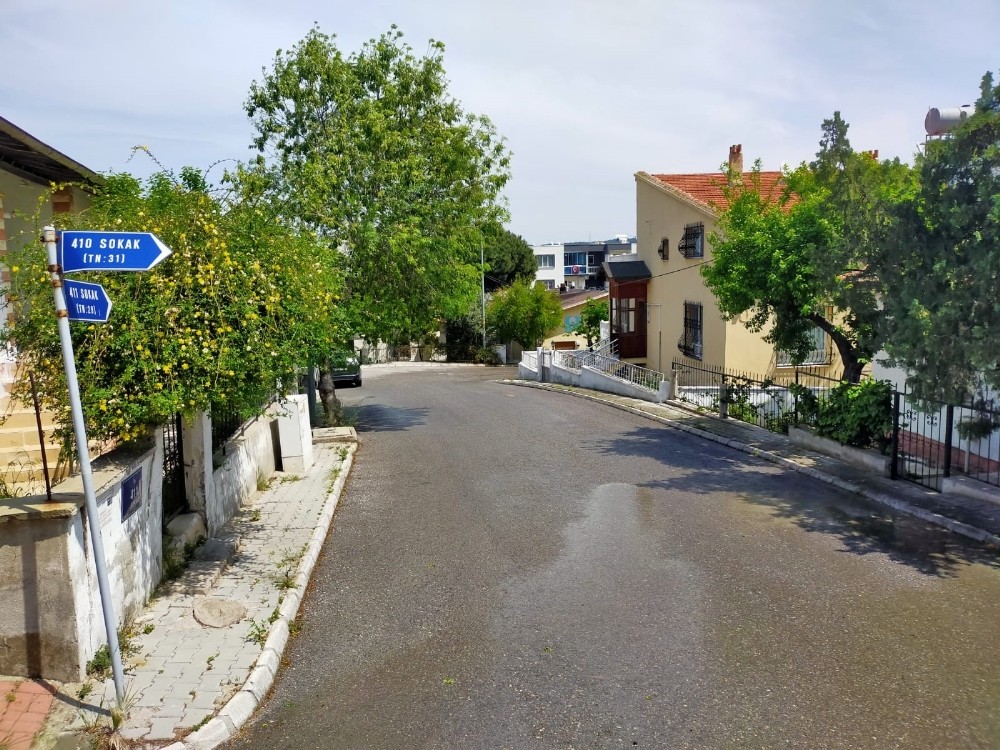 Aliağa’da apartmanlara dezenfekte işlemi sürüyor 