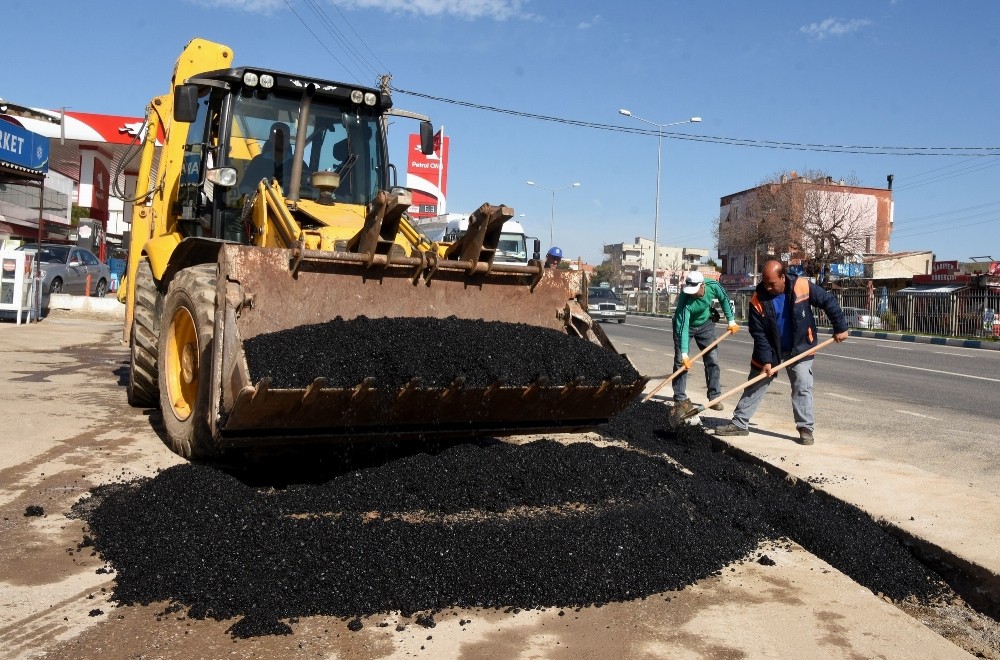 Aliağa’da asfalt ve yama ekibi sahada 