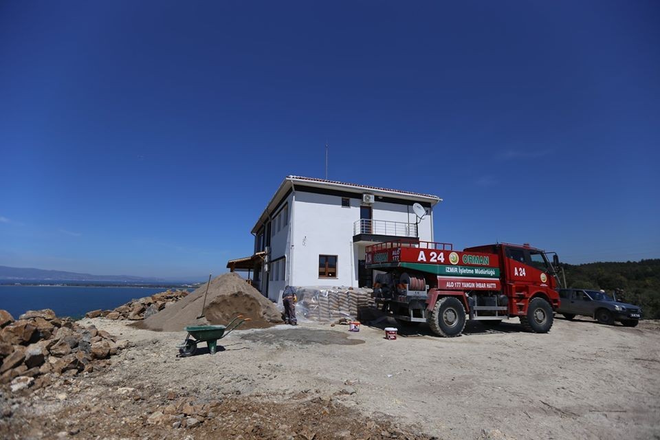 Aliağa’da orman yangınlarıyla mücadele için yapılan ekip binasında son rötuşlar 