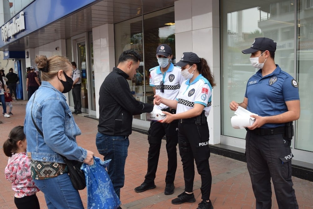 Aliağa’da polis maske dağıttı 