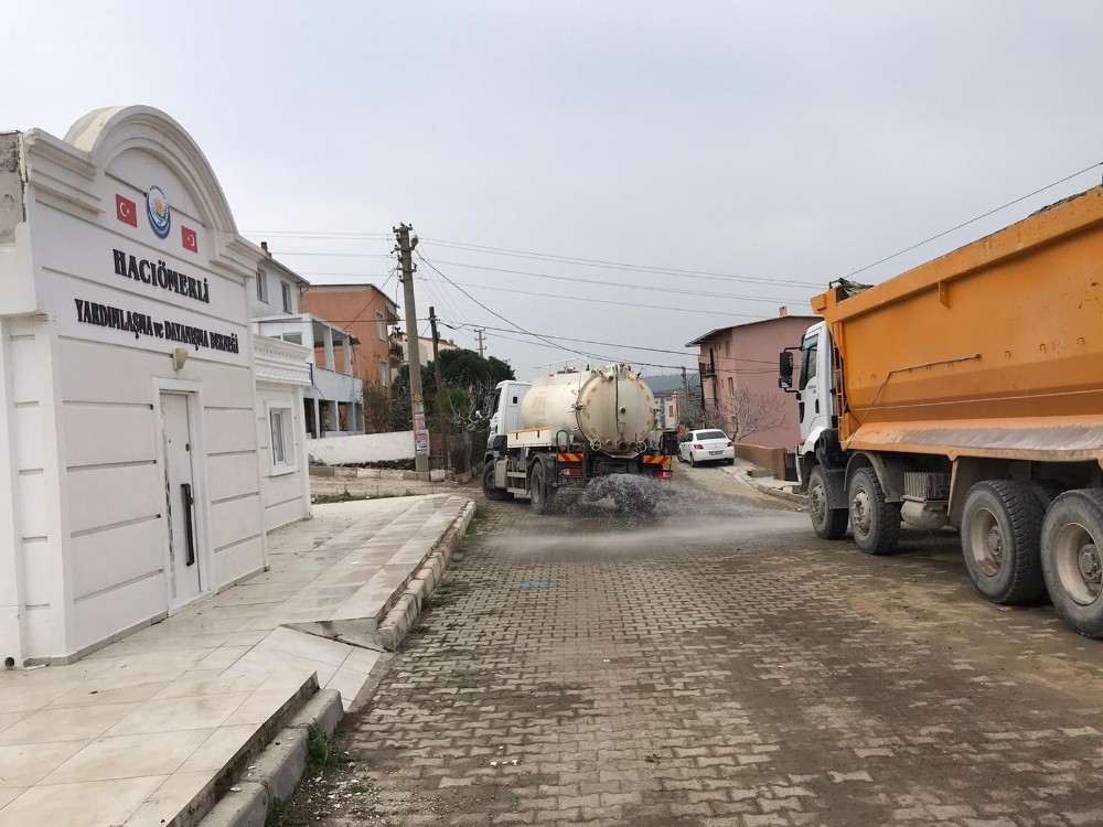 Aliağa’da sokaklardaki dezenfekte hız kesmiyor 