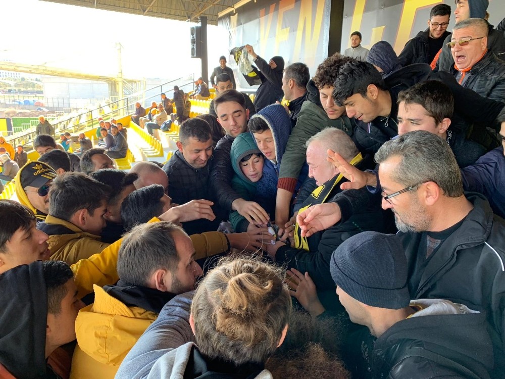 Aliağa’da taraftarlara ücretsiz forma 