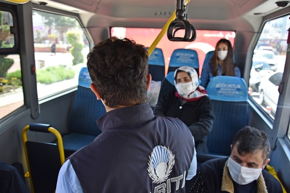 Aliağa’da toplu taşımalara güvenli mesafe denetimi 
