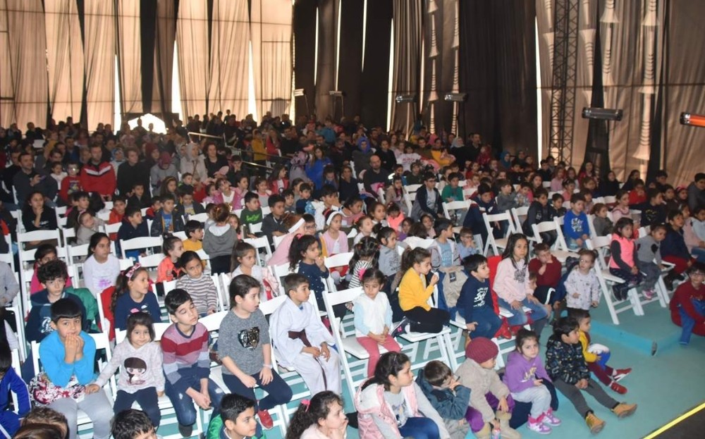 Aliağalı çocuklar tiyatro ile eğlendi 