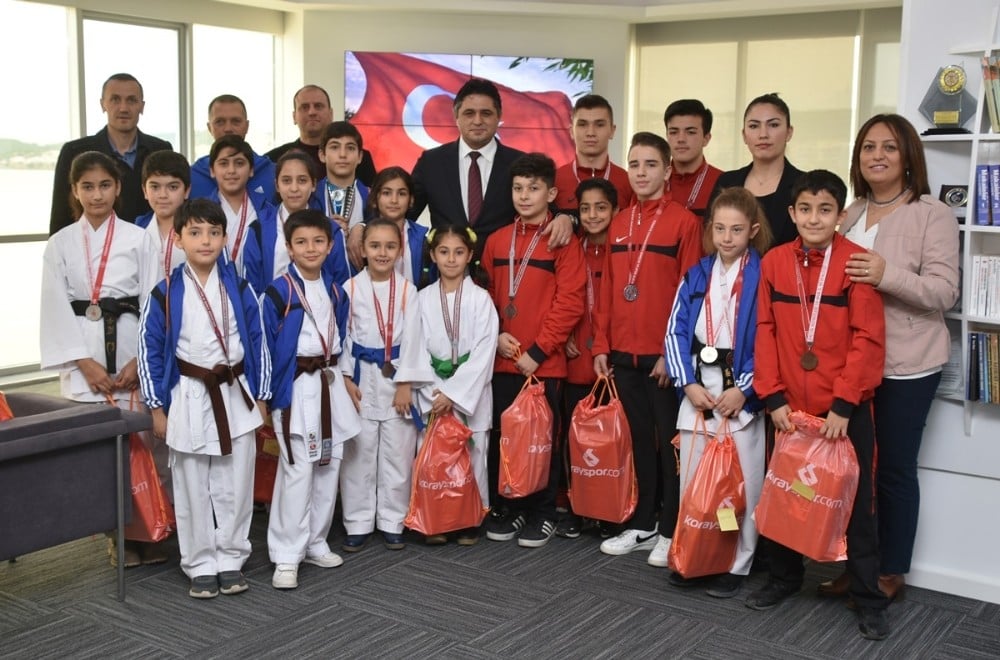 Aliağalı genç sporculardan Başkan Acar’a ziyaret 
