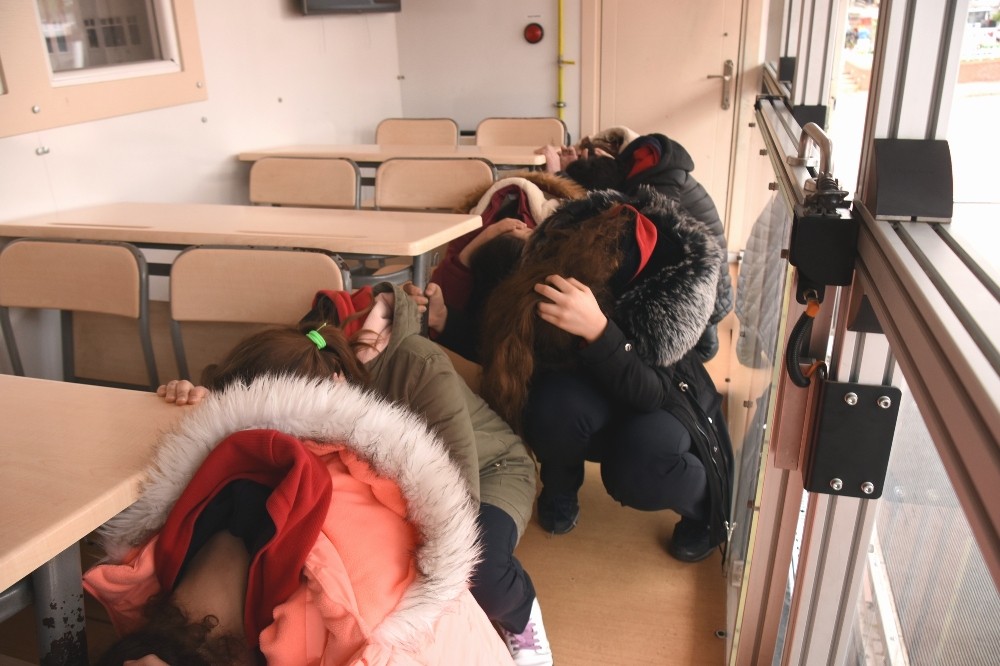 Aliağalı öğrenciler deprem anını yaşadı 