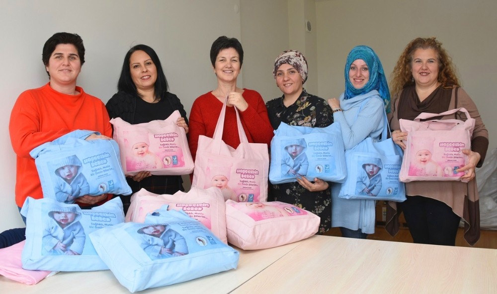 Aliağalı üretici kadınlardan ‘Hoş geldin bebek’ seti 