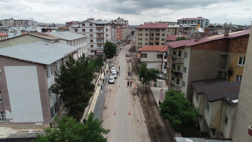 Alibaba caddesinde kaldırım ve ışıklar yenileniyor 