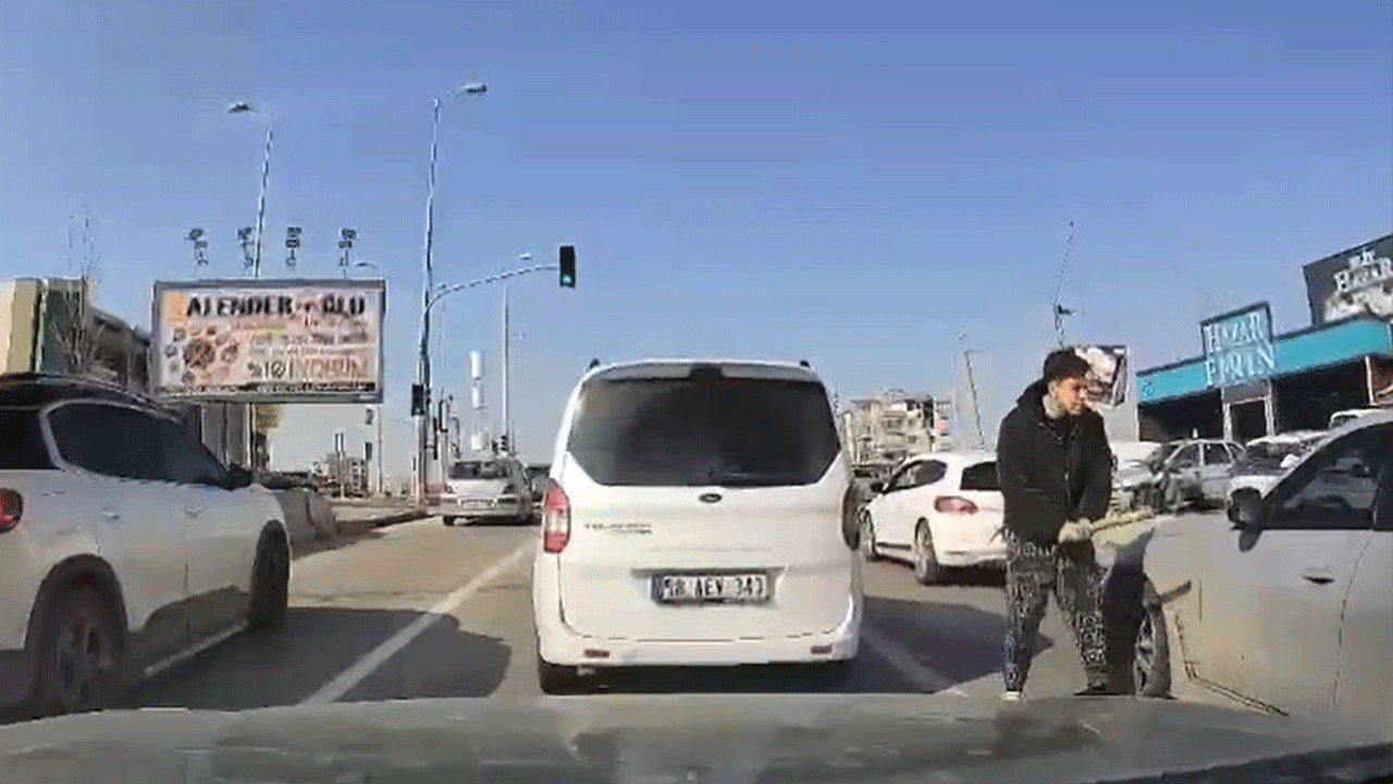 Alın bunun ehliyetini! Beyzbol sopasıyla araca saldırdı