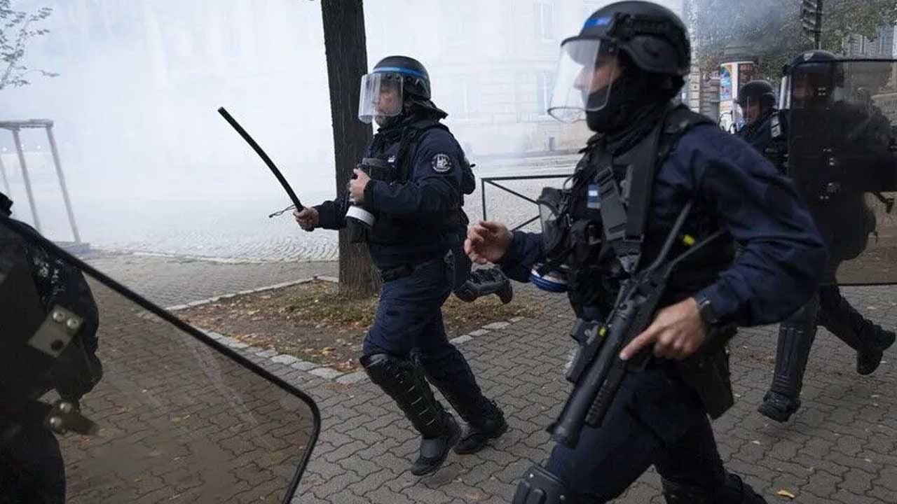 Alın size Fransa’da protesto hakkı! Göstericinin yüzüne diz darbesi