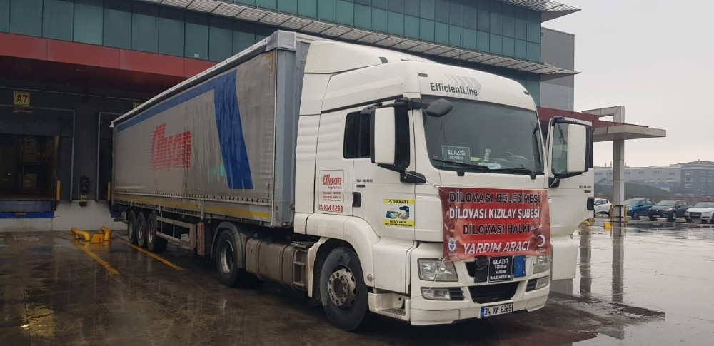 Alışan yardım tırları Elazığ’da 