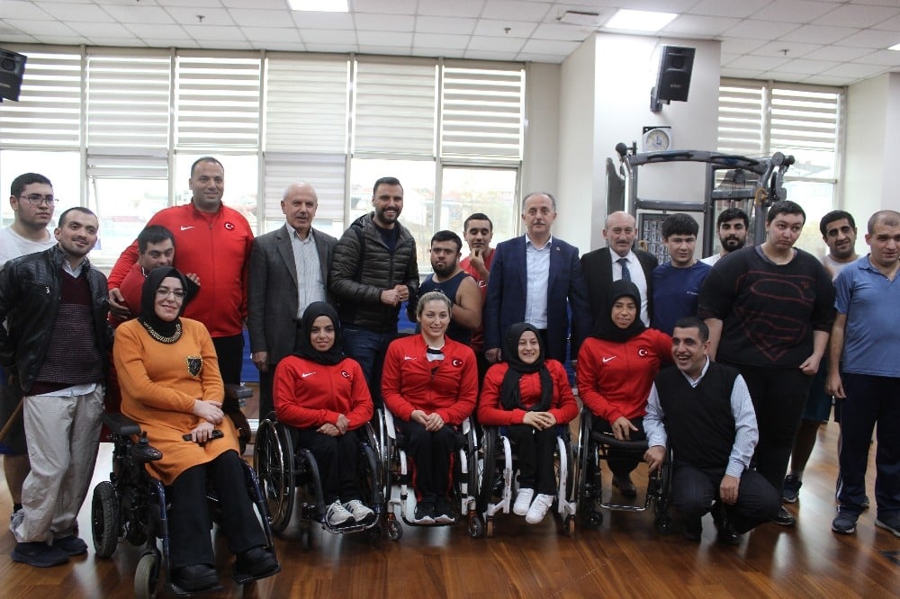 Alişan’dan görme engellilere anlamlı destek 