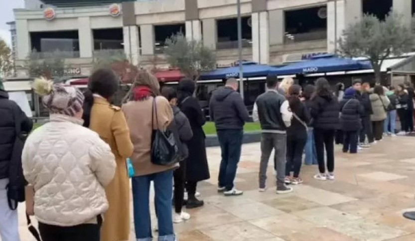 Alışveriş çılgınlığı! Bunlar da ‘millet aç aç’ kuyruğu